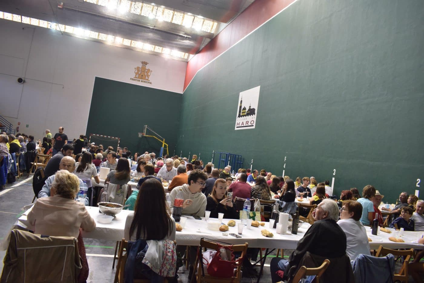 Más de 250 personas disfrutan de la comida del Barrio de las Huertas en El Ferial 11