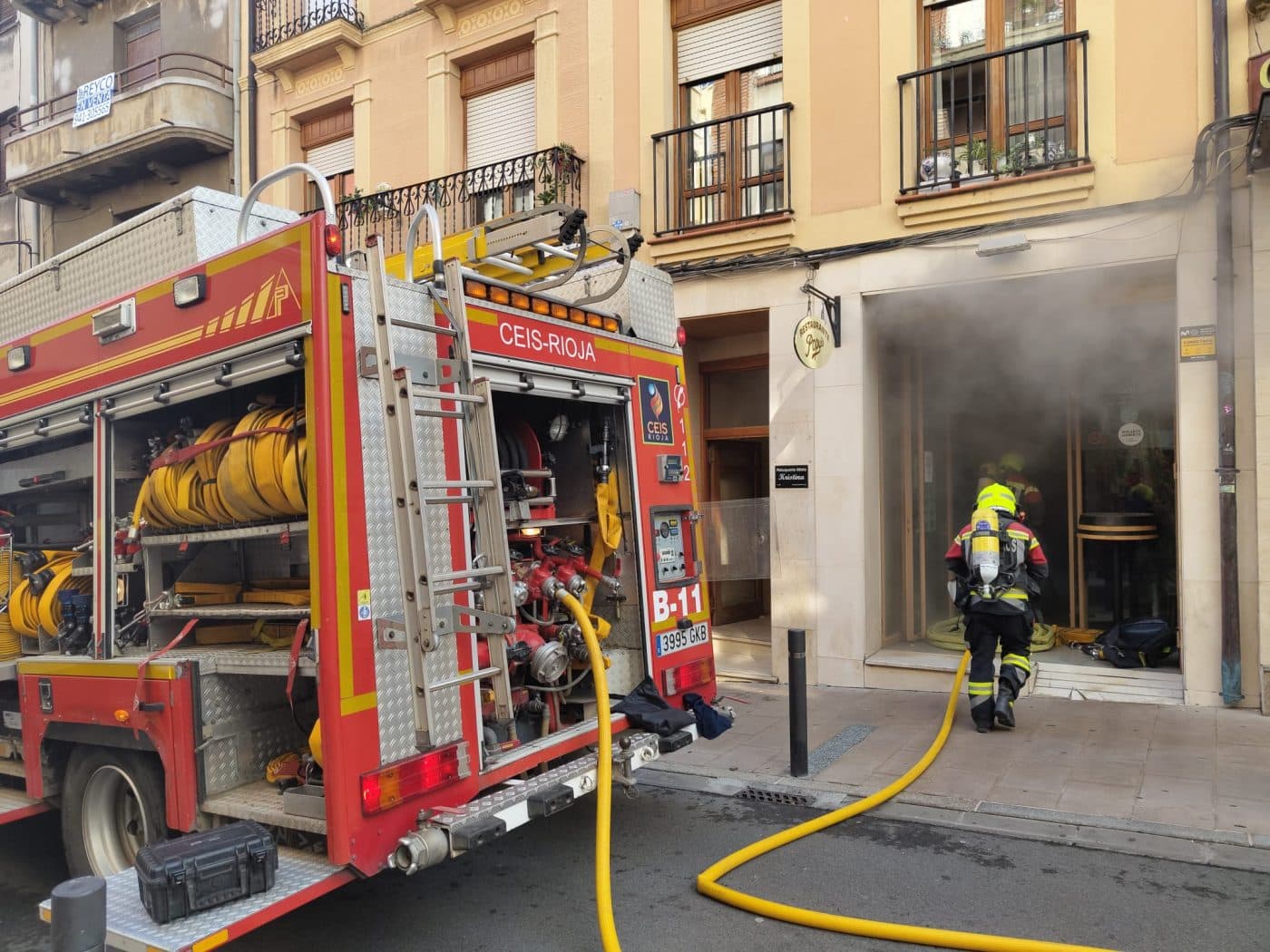 Los bomberos intervienen en un incendio en un restaurante de Haro 1
