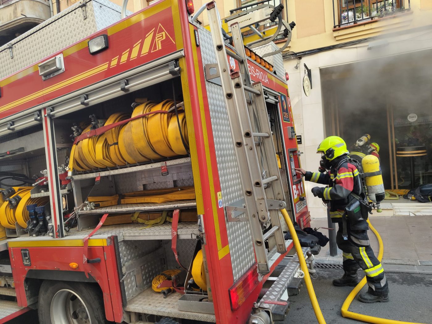 Los bomberos intervienen en un incendio en un restaurante de Haro 2