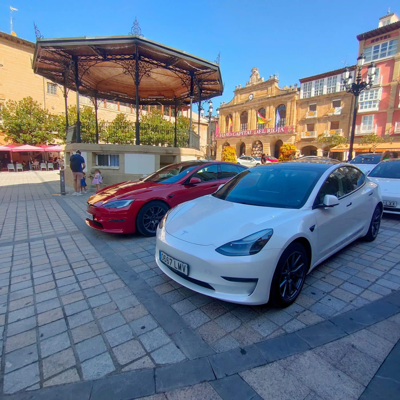 Una veintena de vehículos Tesla hacen parada en Haro 6