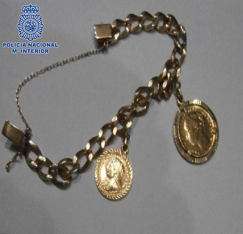 Detenida en Logroño una cuidadora por robar joyas valoradas en 20.000 euros a una persona mayor con alzhéimer 1 Detenida en Logroño una cuidadora por robar joyas valoradas en 20.000 euros a una persona mayor con alzhéimer 1
