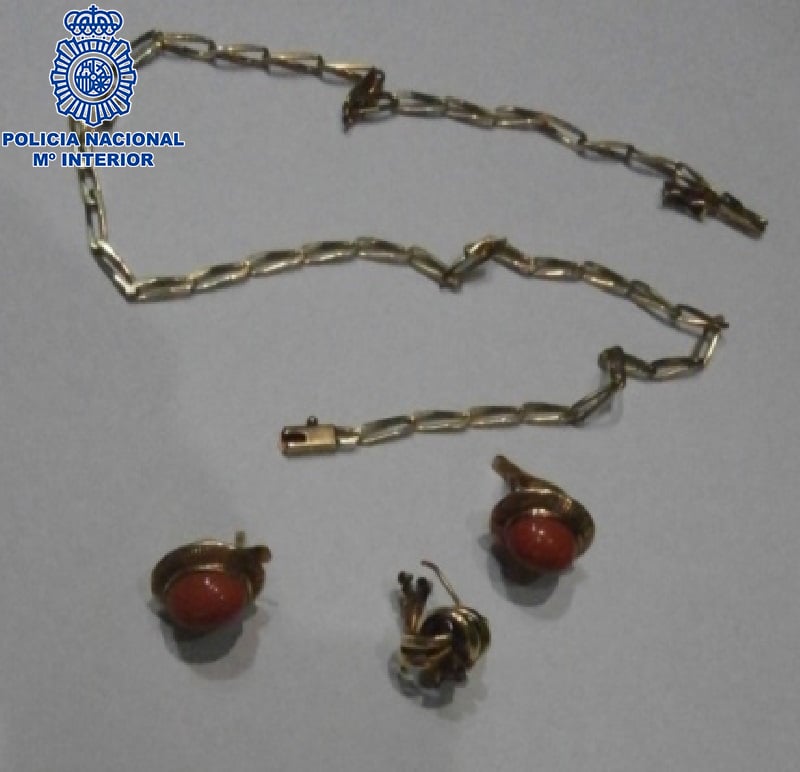 Detenida en Logroño una cuidadora por robar joyas valoradas en 20.000 euros a una persona mayor con alzhéimer 2 Detenida en Logroño una cuidadora por robar joyas valoradas en 20.000 euros a una persona mayor con alzhéimer 2