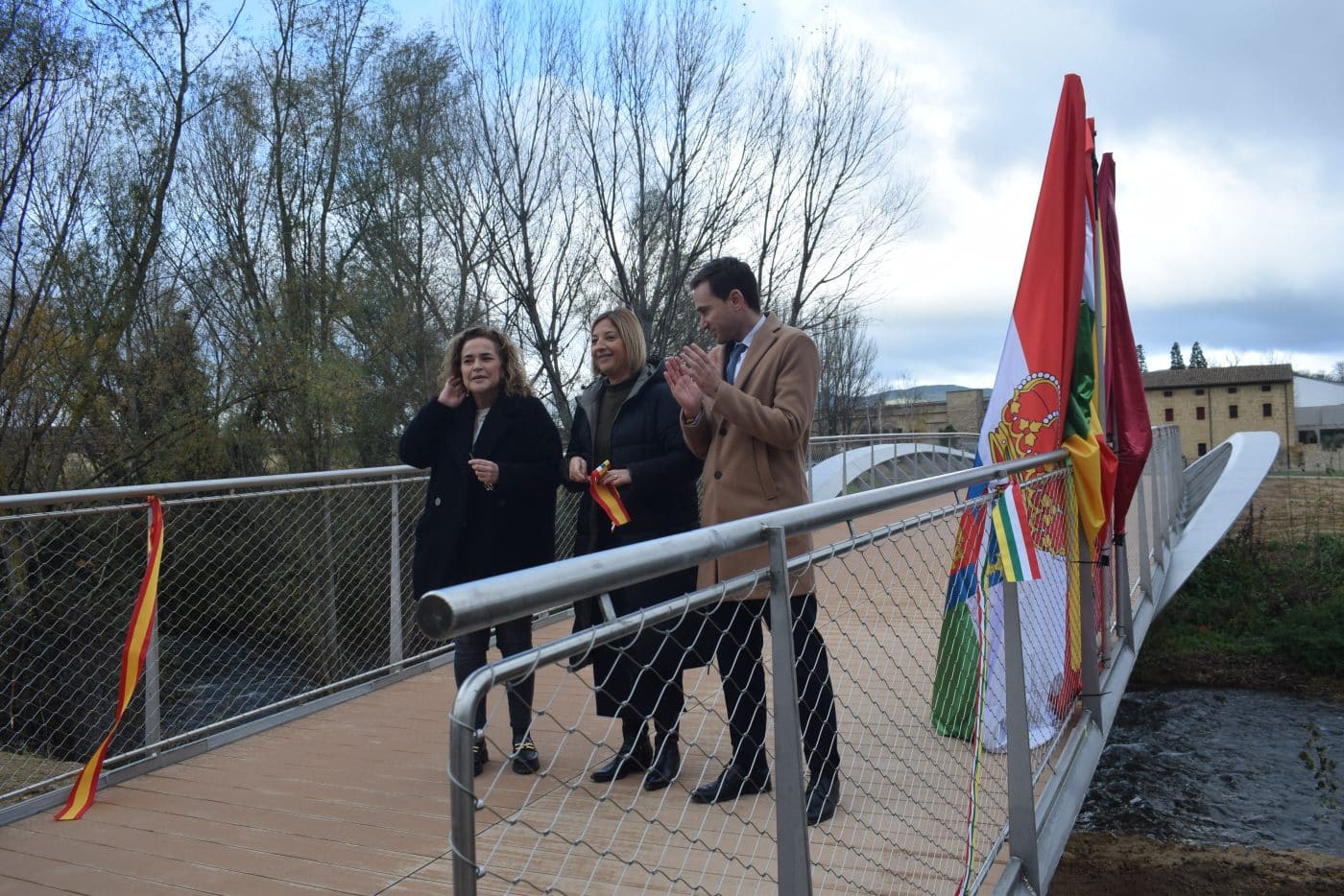 FOTOS: Haro estrena la pasarela turística sobre el Tirón 1