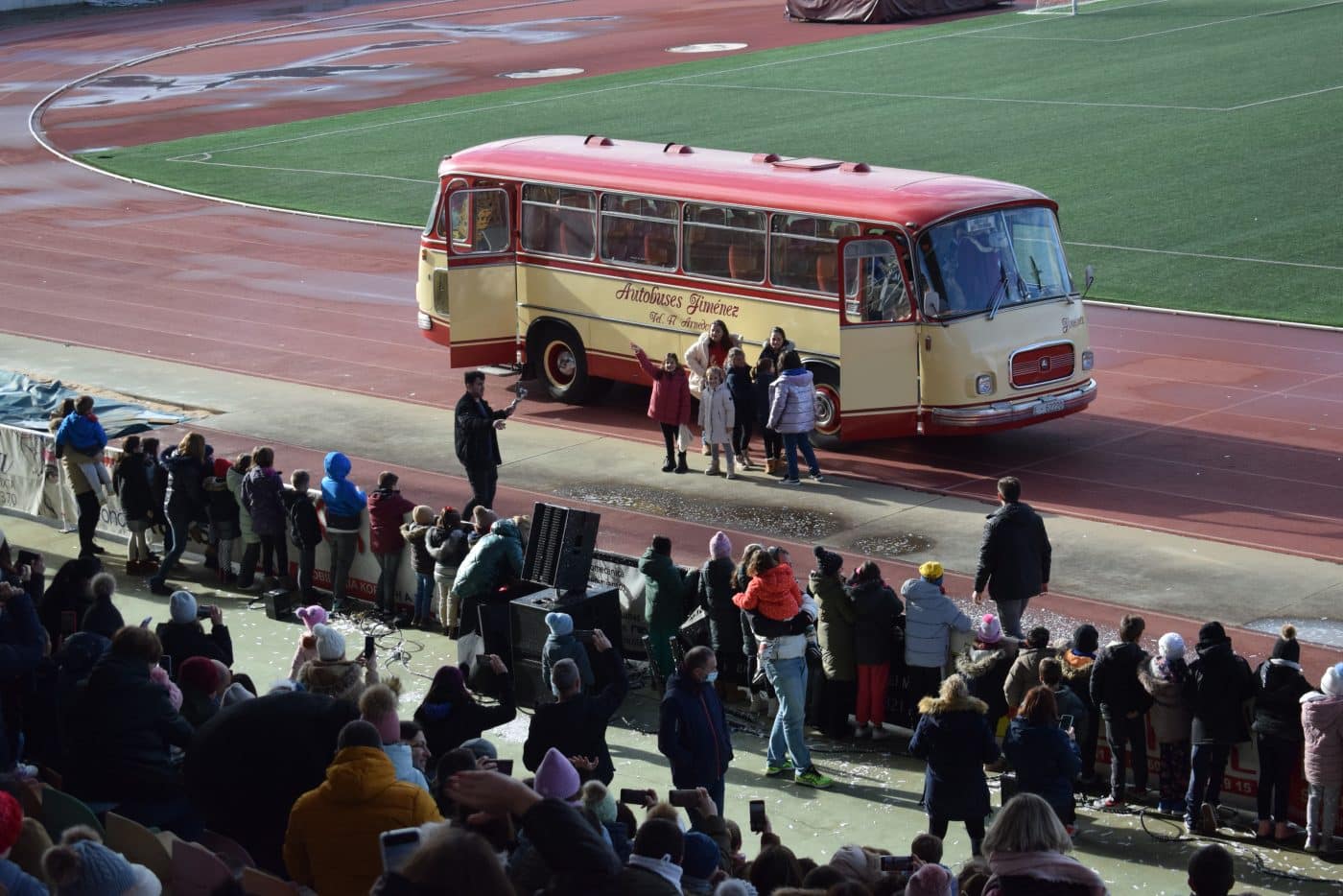 FOTOS: Los Reyes Magos llegan a Haro en un autobús de los años 60 11 FOTOS: Los Reyes Magos llegan a Haro en un autobús de los años 60 11