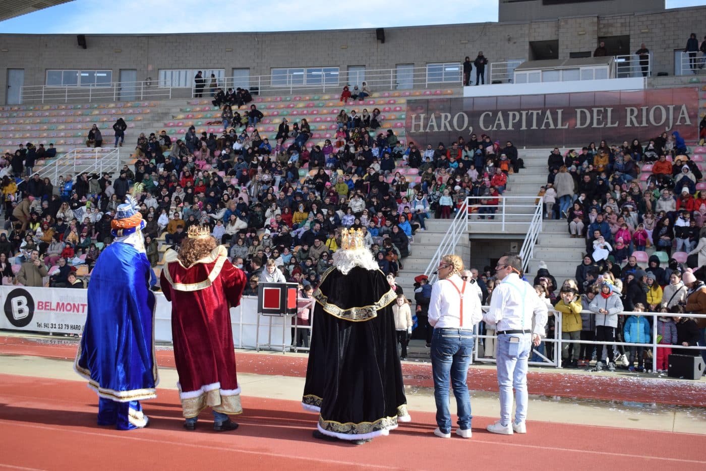 FOTOS: Los Reyes Magos llegan a Haro en un autobús de los años 60 8 FOTOS: Los Reyes Magos llegan a Haro en un autobús de los años 60 8