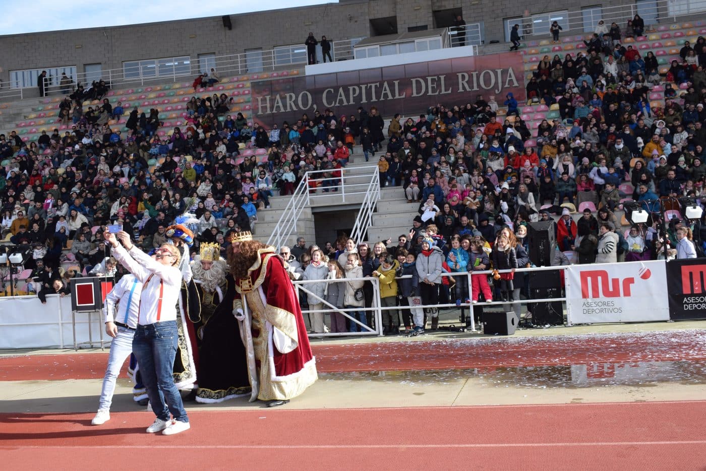FOTOS: Los Reyes Magos llegan a Haro en un autobús de los años 60 29 FOTOS: Los Reyes Magos llegan a Haro en un autobús de los años 60 29