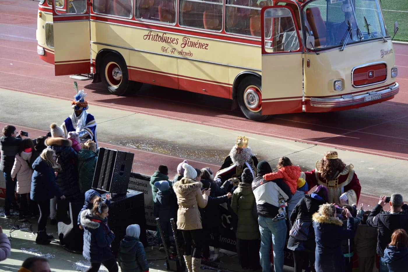 FOTOS: Los Reyes Magos llegan a Haro en un autobús de los años 60 31 FOTOS: Los Reyes Magos llegan a Haro en un autobús de los años 60 31