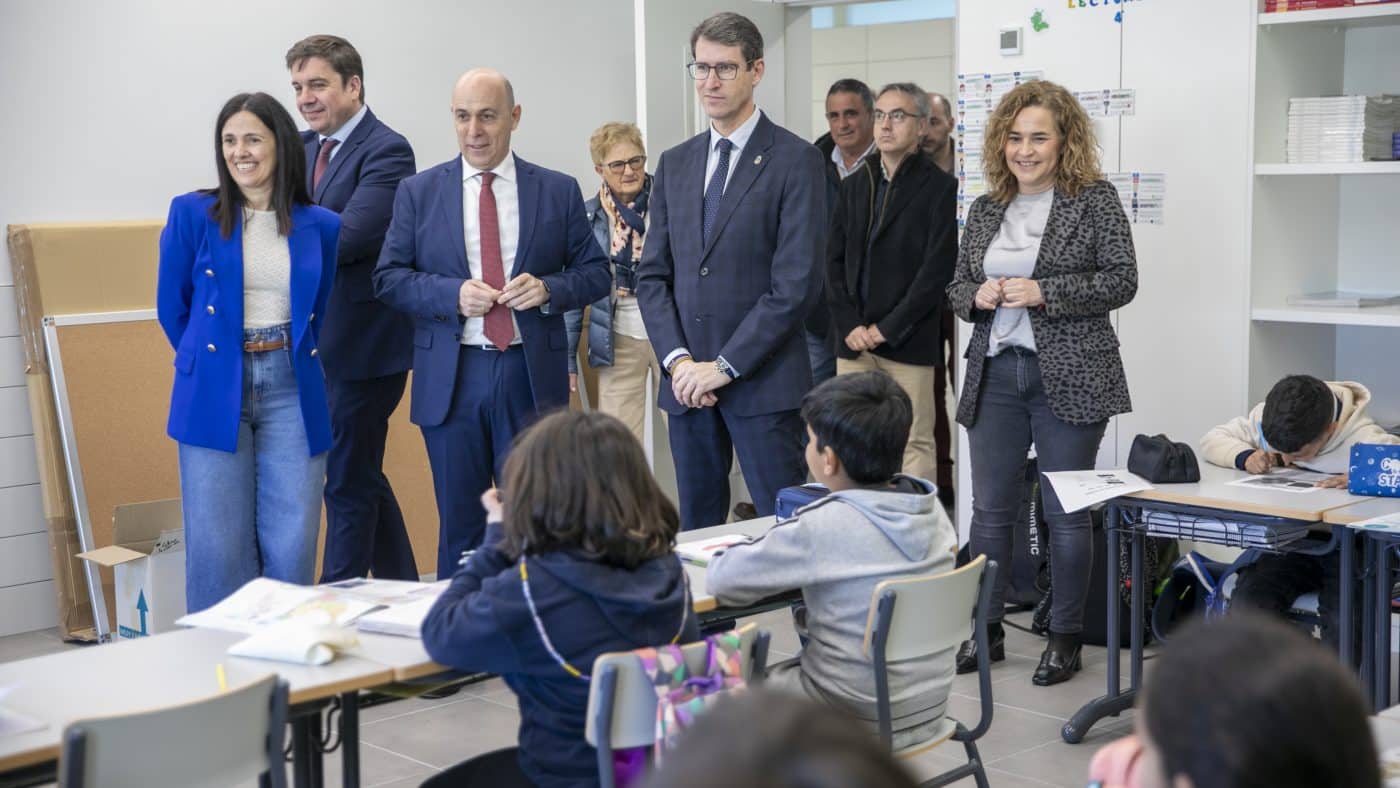 Capellán visita el nuevo colegio de Casalarreina, que acoge a 93 alumnos 1