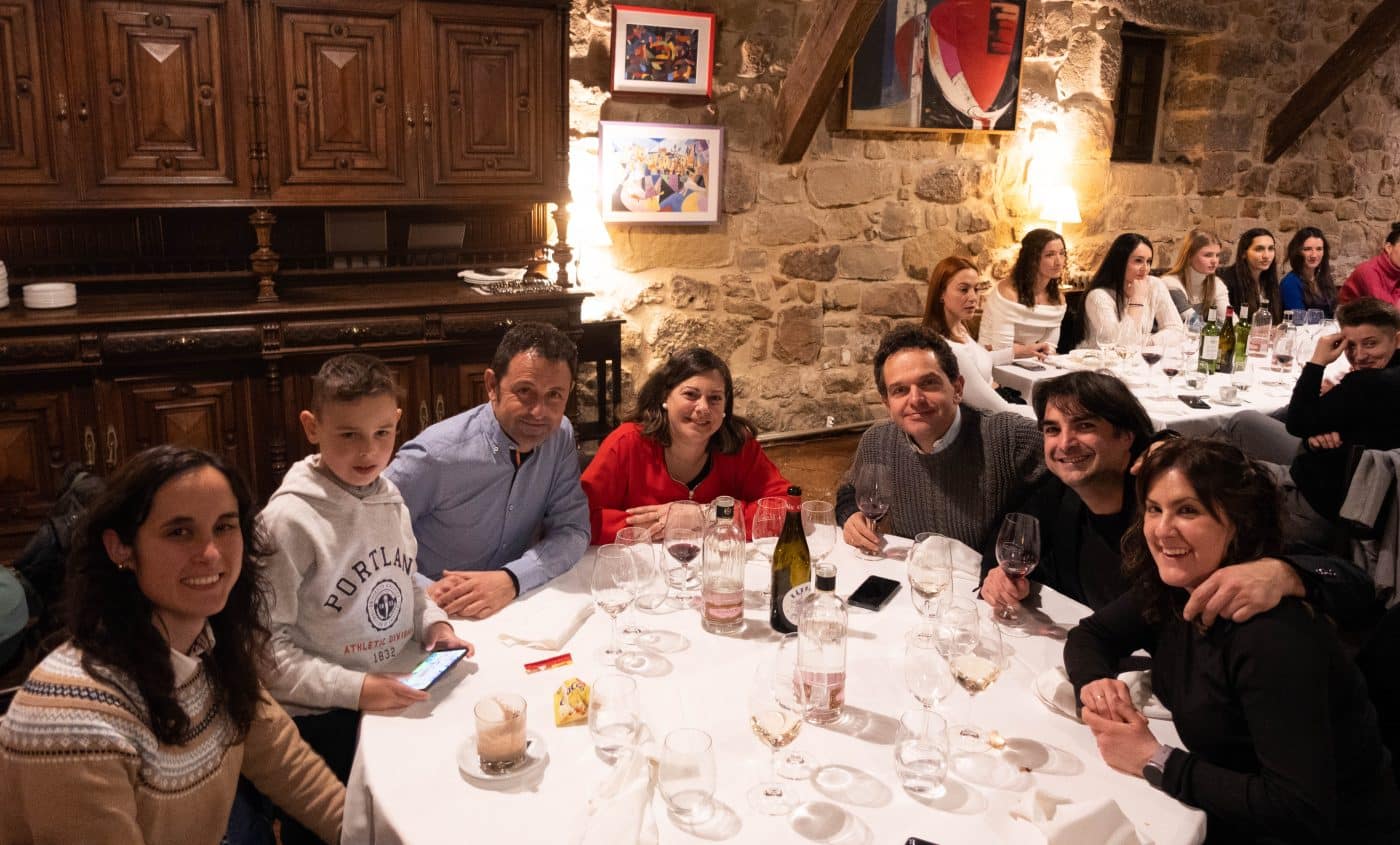 La afición del Haro Rioja Vóley disfruta de una cena en La Vieja Bodega para despedir la temporada 20