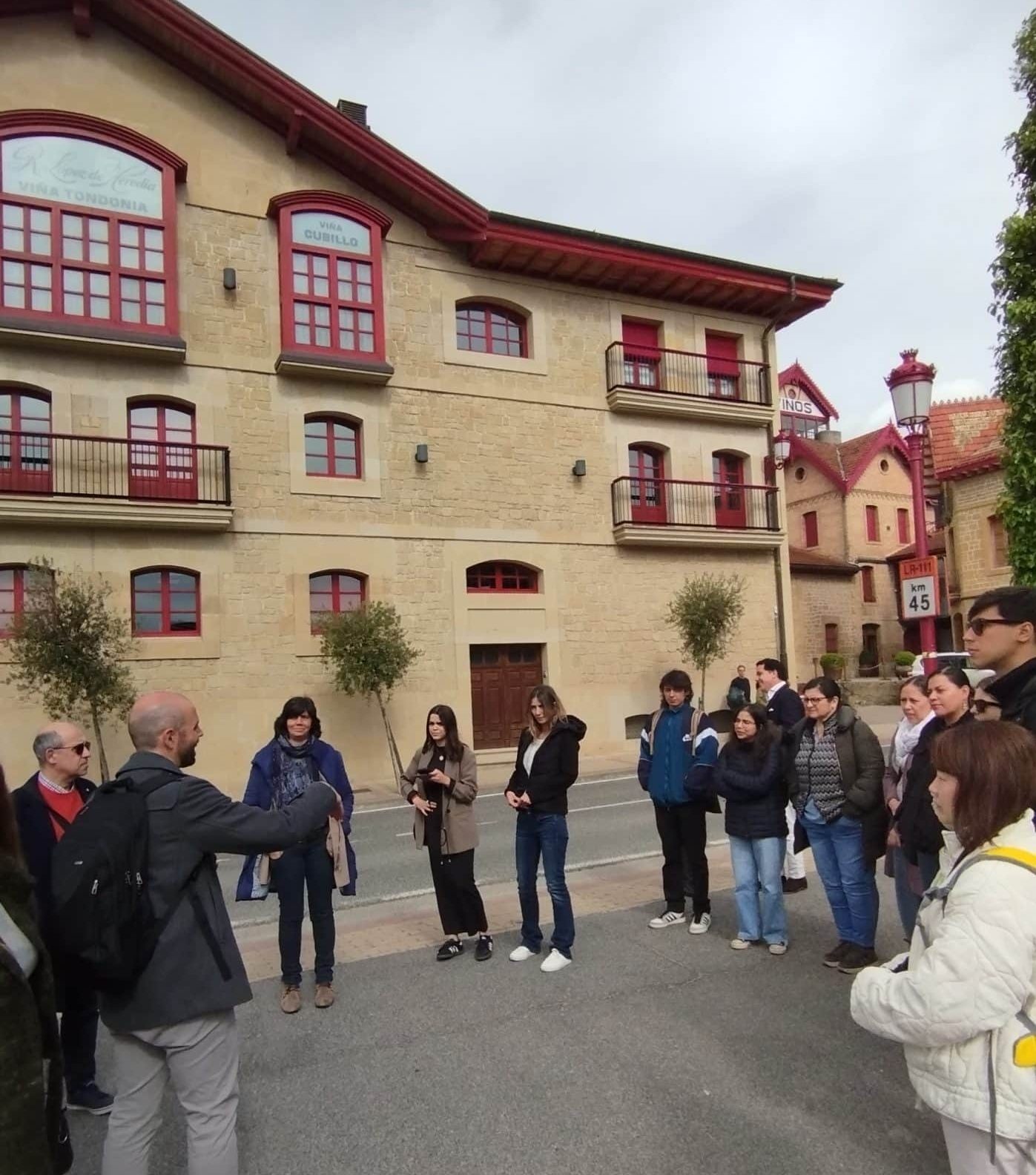 Alumnos del Máster en Enoturismo de la UR hacen parada en el Barrio de la Estación 1
