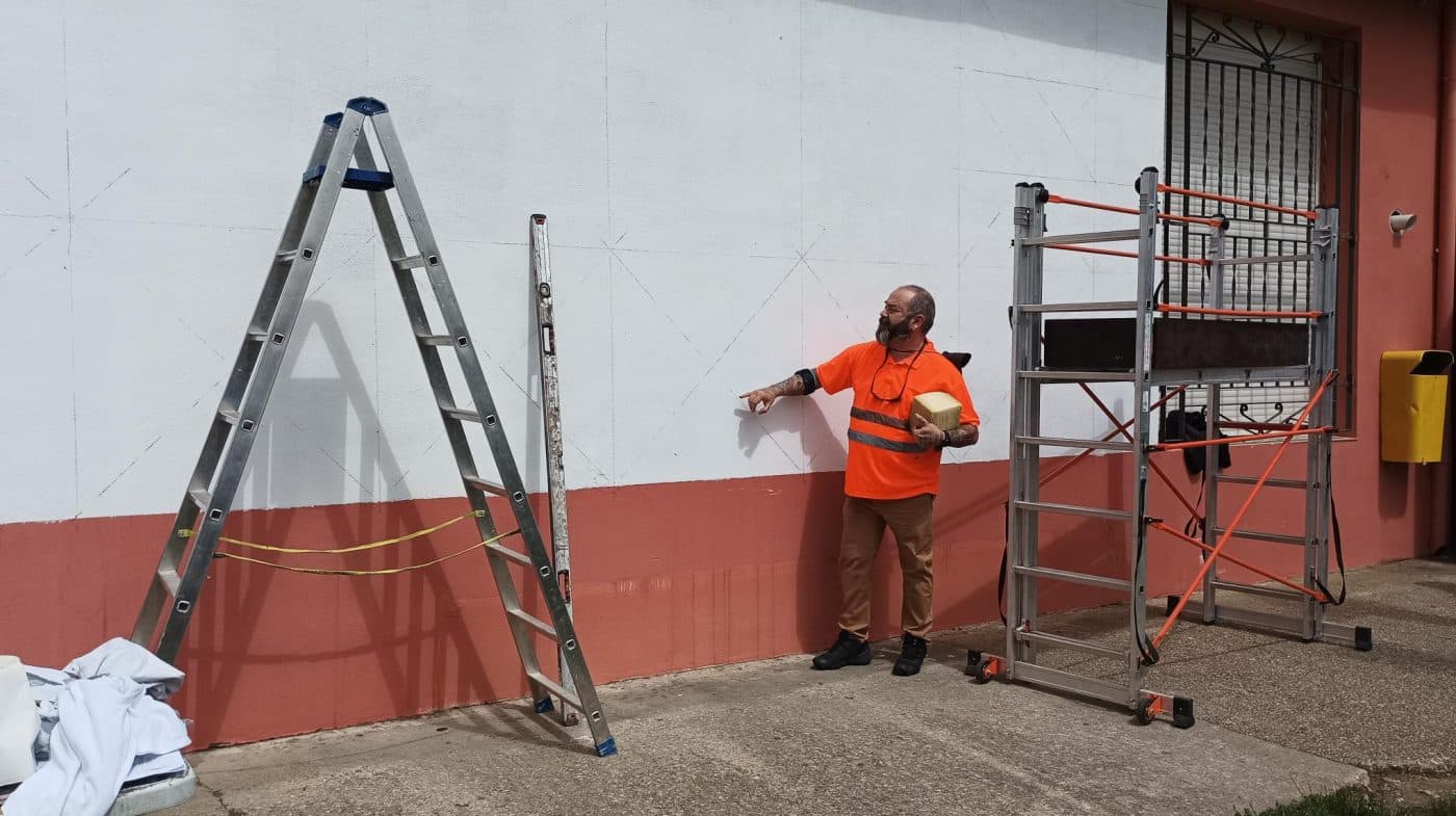 Alumnos del IES Manuel Bartolomé Cossío preparan un mural 1