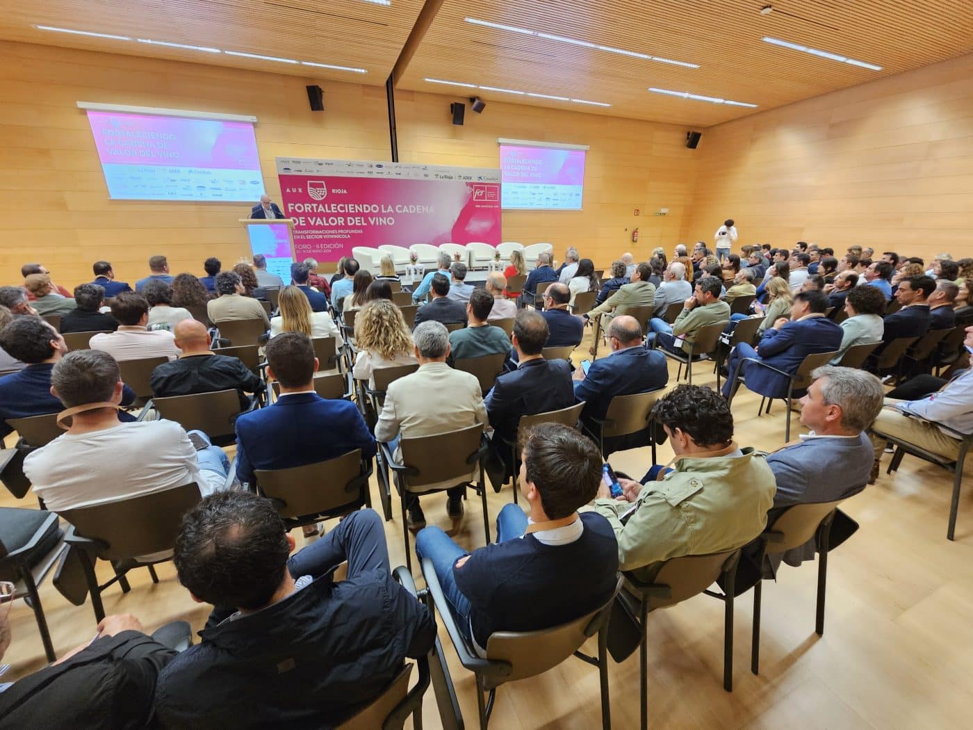 El II Foro 'Fortaleciendo la cadena de valor del vino' analiza las transformaciones profundas del sector con más de 200 bodegas y empresas 2