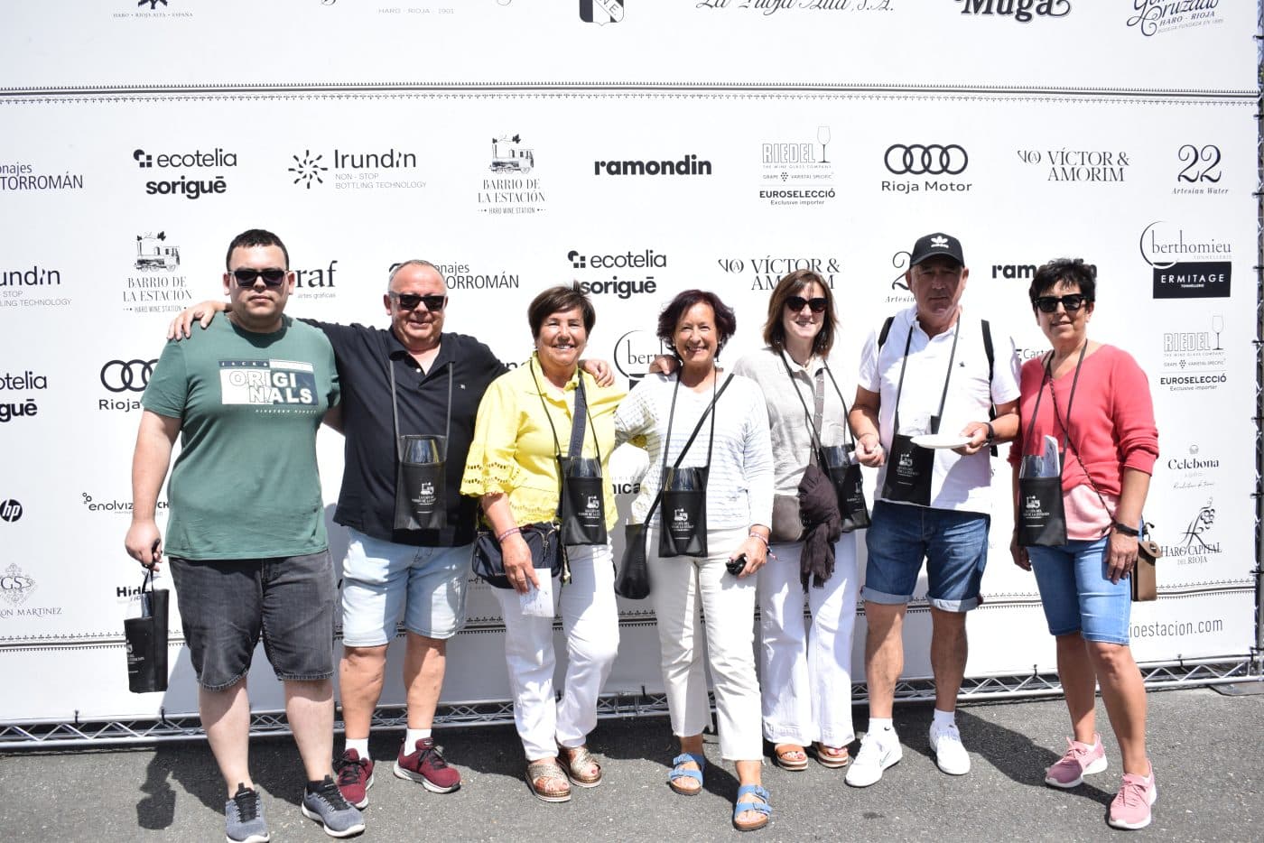 FOTOS: La Cata del Barrio de la Estación reúne en Haro a más de 3.500 viajeros 8 FOTOS: La Cata del Barrio de la Estación reúne en Haro a más de 3.500 viajeros 8