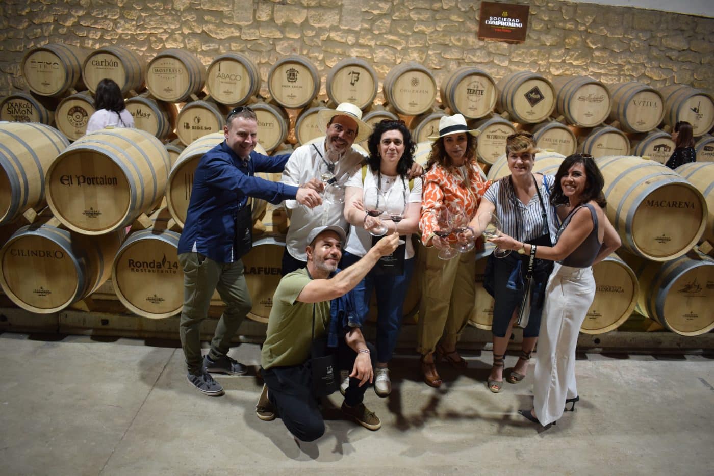 FOTOS: La Cata del Barrio de la Estación reúne en Haro a más de 3.500 viajeros 37 FOTOS: La Cata del Barrio de la Estación reúne en Haro a más de 3.500 viajeros 37