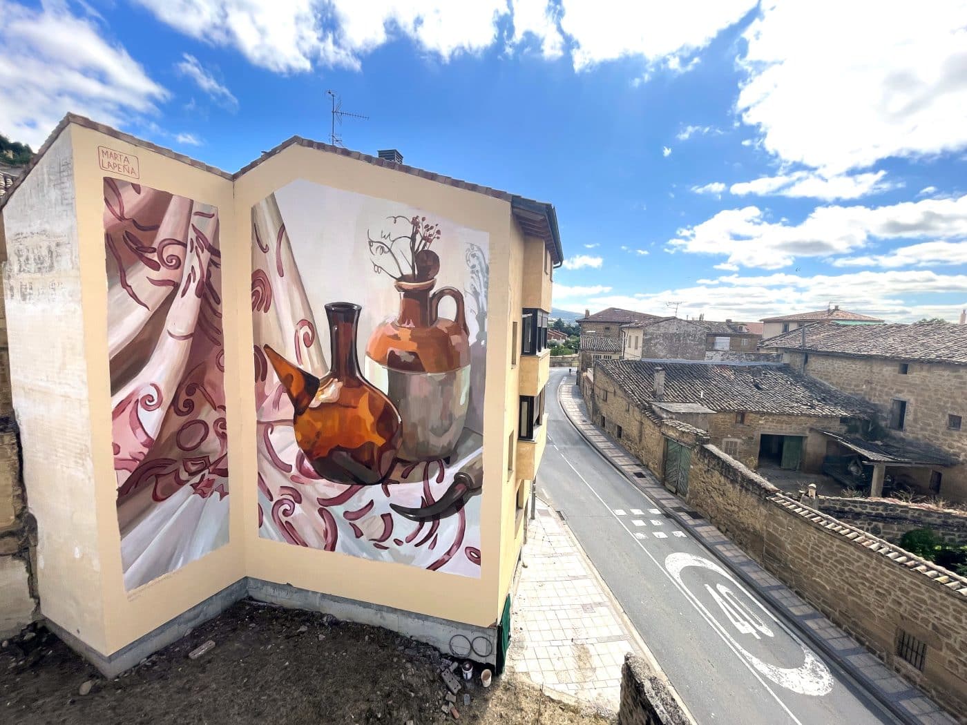 Marta Lapeña revitaliza Labastida con un mural que celebra la vida cotidiana 1