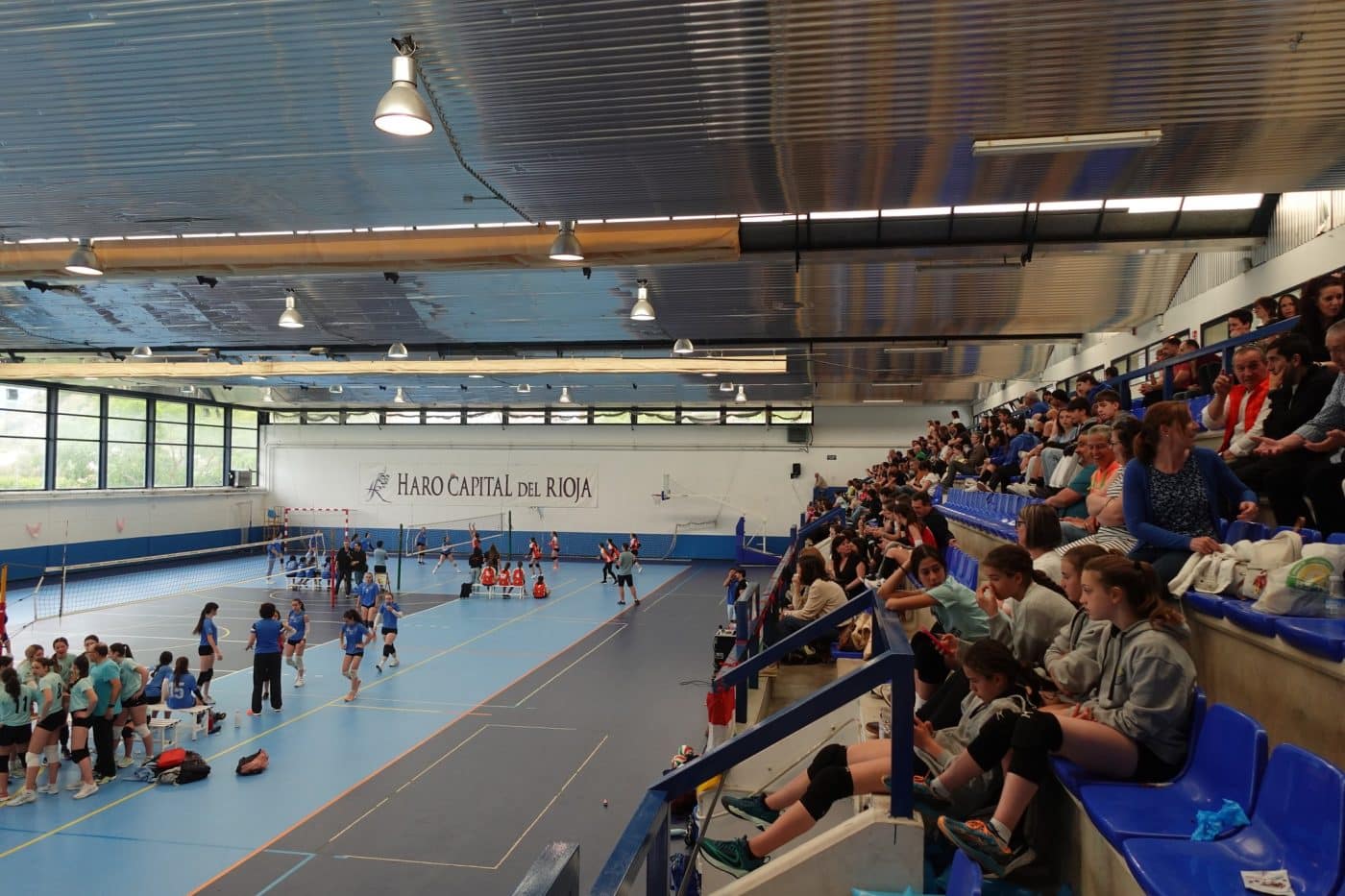 Cerca de 200 jugadoras participan en el I Torneo de Voleibol 'Haro, Capital del Rioja' 2