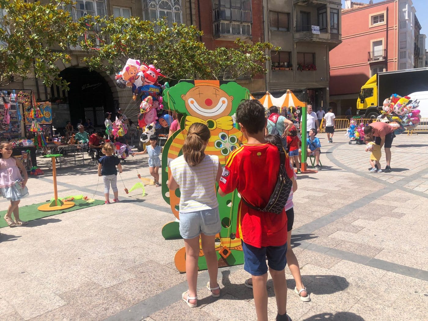 FOTOS: Día del Orgullo y actuación infantil en la plaza de la Paz 6 FOTOS: Día del Orgullo y actuación infantil en la plaza de la Paz 6