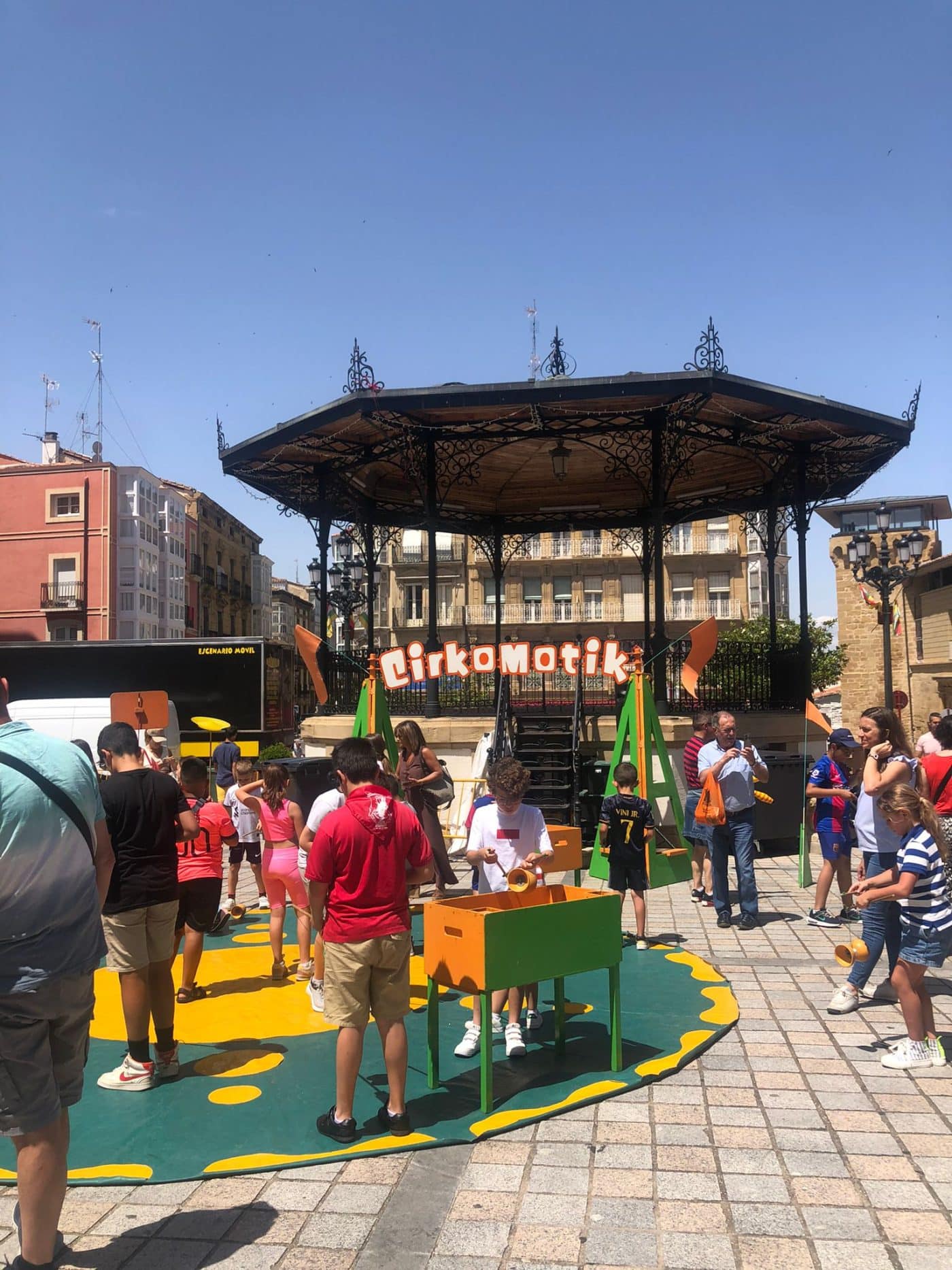 FOTOS: Día del Orgullo y actuación infantil en la plaza de la Paz 8 FOTOS: Día del Orgullo y actuación infantil en la plaza de la Paz 8