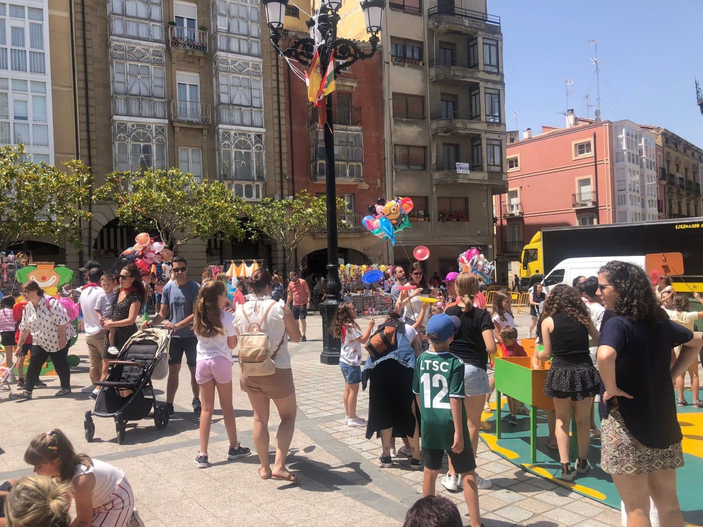FOTOS: Día del Orgullo y actuación infantil en la plaza de la Paz 4 FOTOS: Día del Orgullo y actuación infantil en la plaza de la Paz 4
