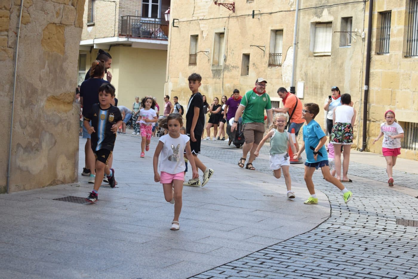FOTOS: Gigantes, cabezudos y toritos para comenzar el miércoles de fiestas en Haro 1 FOTOS: Gigantes, cabezudos y toritos para comenzar el miércoles de fiestas en Haro 1