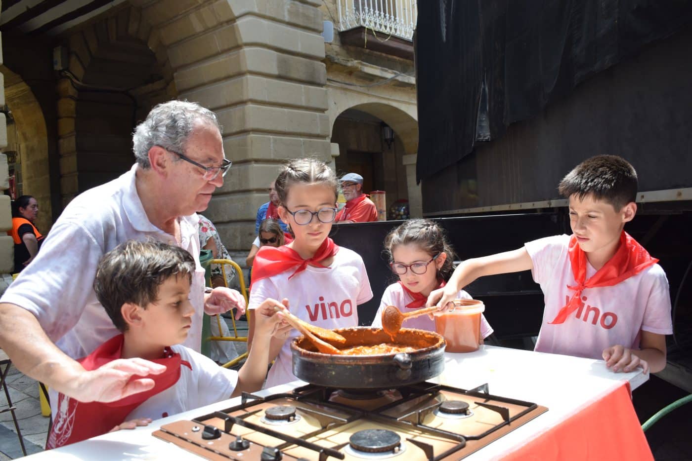 Haro proclama a los Abuelos del Vino 2024 y premia sus mejores caracoles de fiestas 23 Haro proclama a los Abuelos del Vino 2024 y premia sus mejores caracoles de fiestas 23