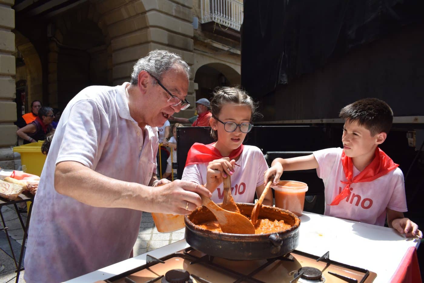 Haro proclama a los Abuelos del Vino 2024 y premia sus mejores caracoles de fiestas 16 Haro proclama a los Abuelos del Vino 2024 y premia sus mejores caracoles de fiestas 16