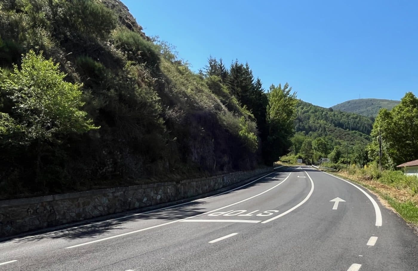 La Rioja invierte 1,3 millones en el refuerzo del firme de la carretera de las aldeas de Ezcaray 1
