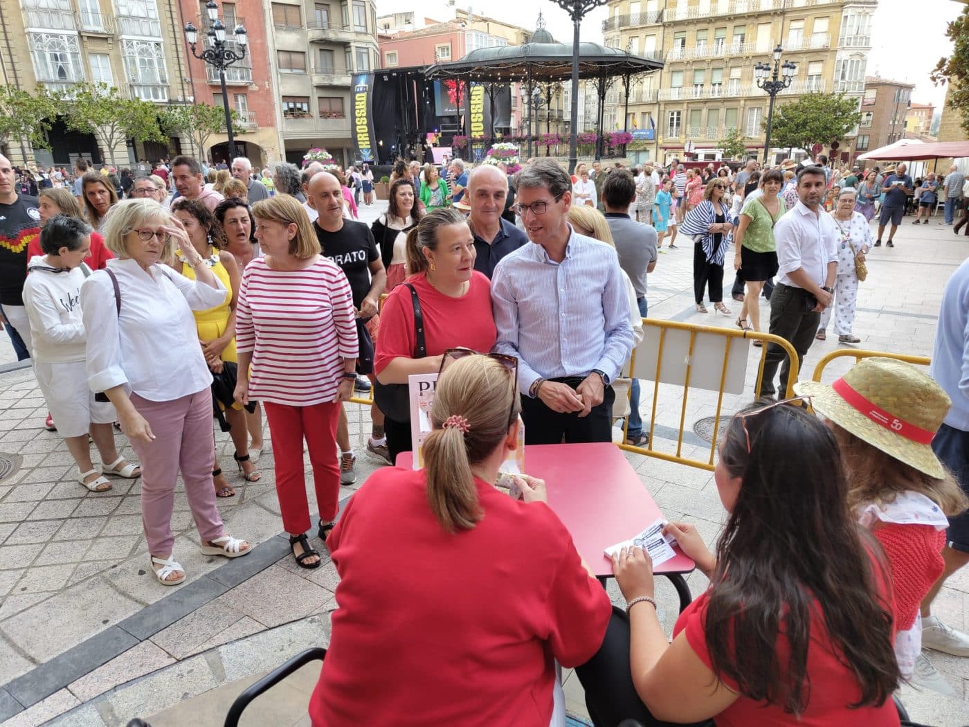 Los Cameros recauda más de 1.300 euros para Cruz Roja en su degustación solidaria 9 Los Cameros recauda más de 1.300 euros para Cruz Roja en su degustación solidaria 9