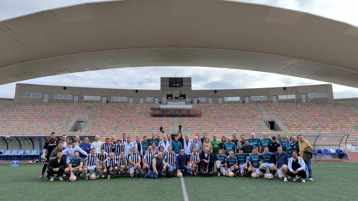 Los Veteranos del Haro Deportivo homenajean a sus exjugadores en el Luis de la Fuente 1 Los Veteranos del Haro Deportivo homenajean a sus exjugadores en el Luis de la Fuente 1