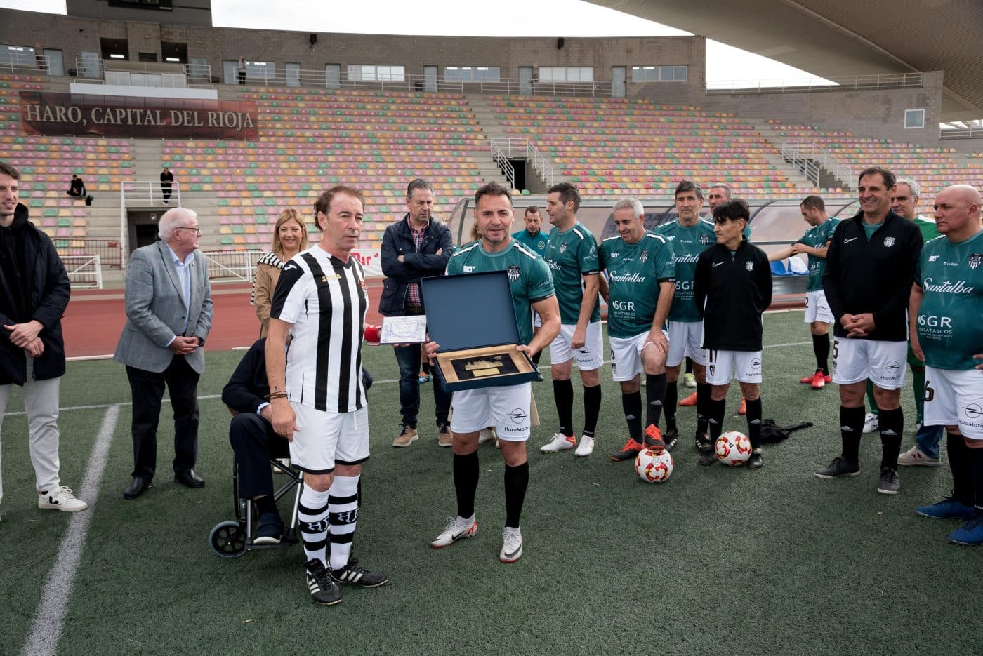 Los Veteranos del Haro Deportivo homenajean a sus exjugadores en el Luis de la Fuente 6 Los Veteranos del Haro Deportivo homenajean a sus exjugadores en el Luis de la Fuente 6