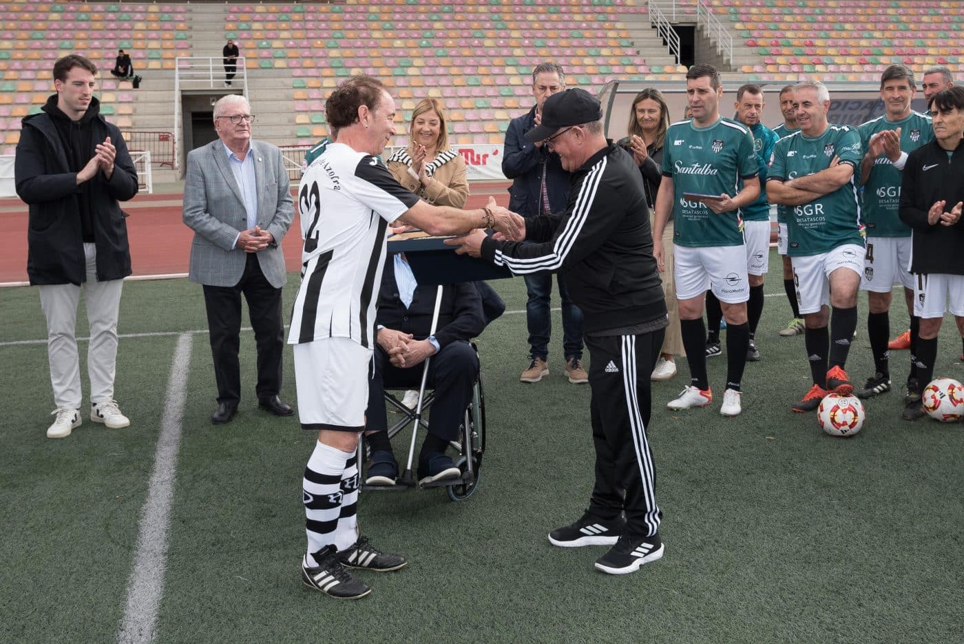 Los Veteranos del Haro Deportivo homenajean a sus exjugadores en el Luis de la Fuente 2 Los Veteranos del Haro Deportivo homenajean a sus exjugadores en el Luis de la Fuente 2