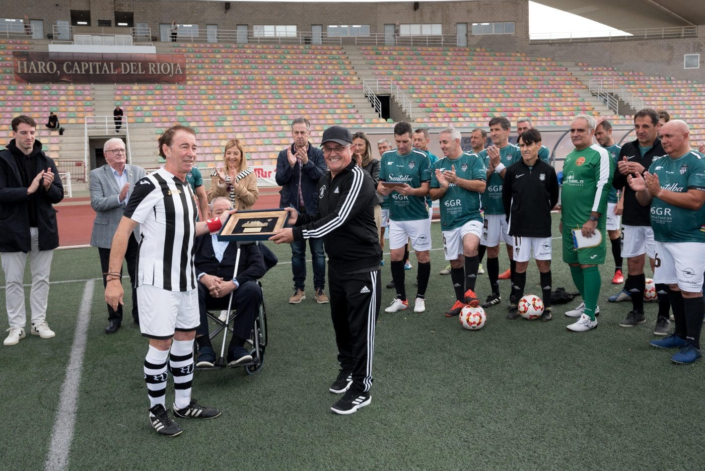 Los Veteranos del Haro Deportivo homenajean a sus exjugadores en el Luis de la Fuente 3 Los Veteranos del Haro Deportivo homenajean a sus exjugadores en el Luis de la Fuente 3