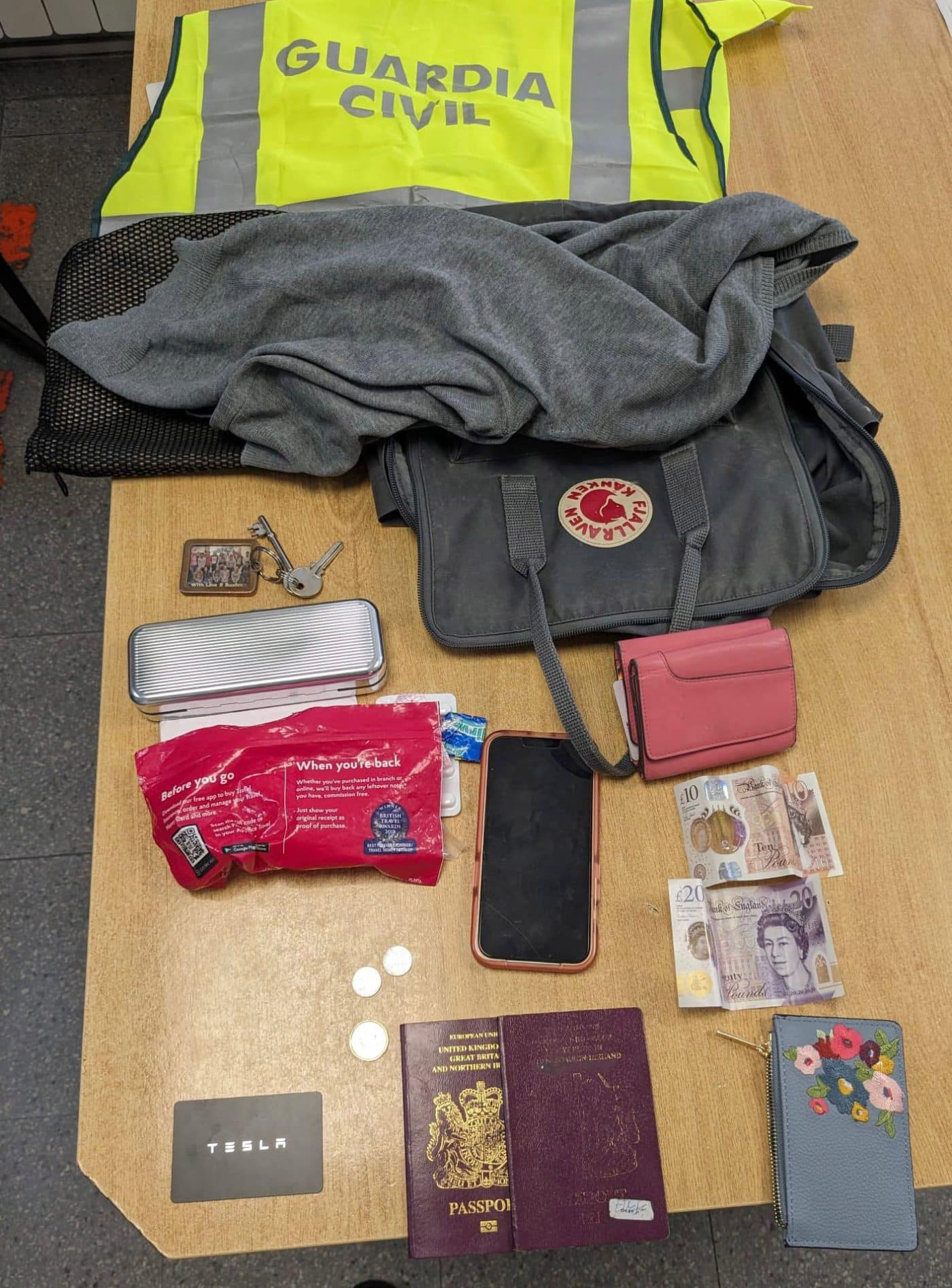 La rápida actuación de la Guardia Civil en Haro permite recuperar una mochila robada a turistas ingleses 1 La rápida actuación de la Guardia Civil en Haro permite recuperar una mochila robada a turistas ingleses 1