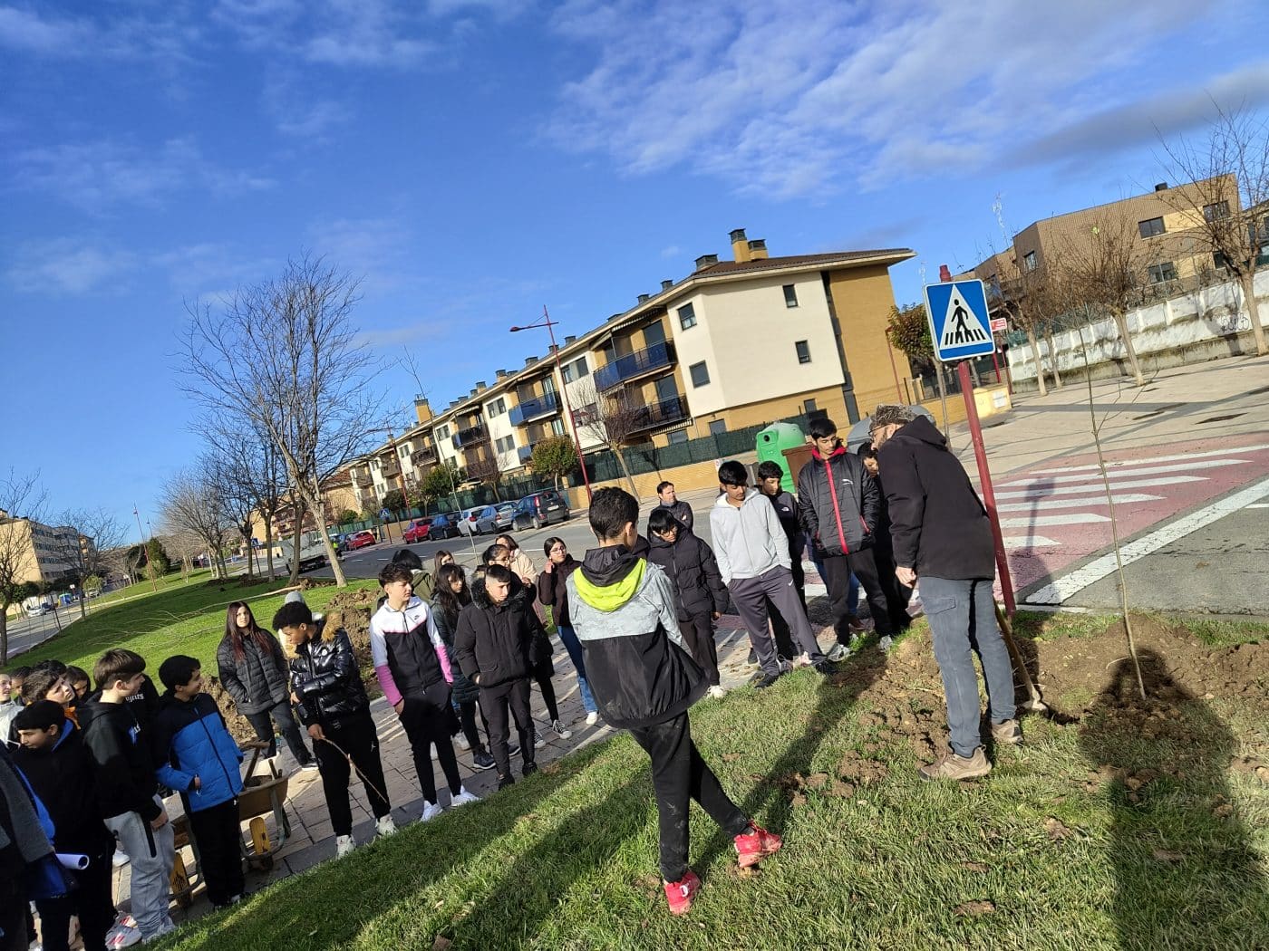 Alumnos del Cossío plantan árboles en Haro para enviar "un mensaje al futuro" 5 Alumnos del Cossío plantan árboles en Haro para enviar "un mensaje al futuro" 5