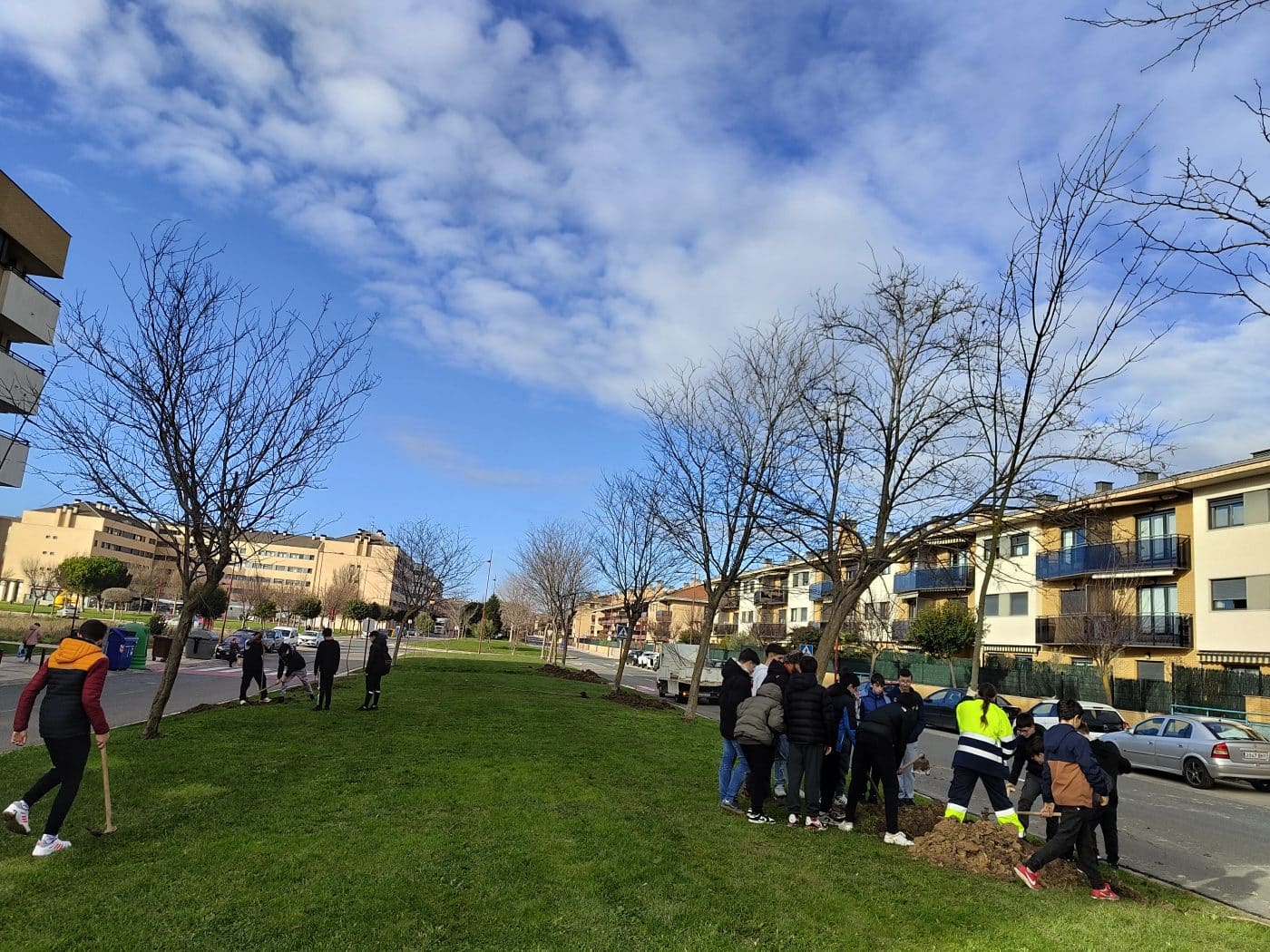 Alumnos del Cossío plantan árboles en Haro para enviar "un mensaje al futuro" 12 Alumnos del Cossío plantan árboles en Haro para enviar "un mensaje al futuro" 12