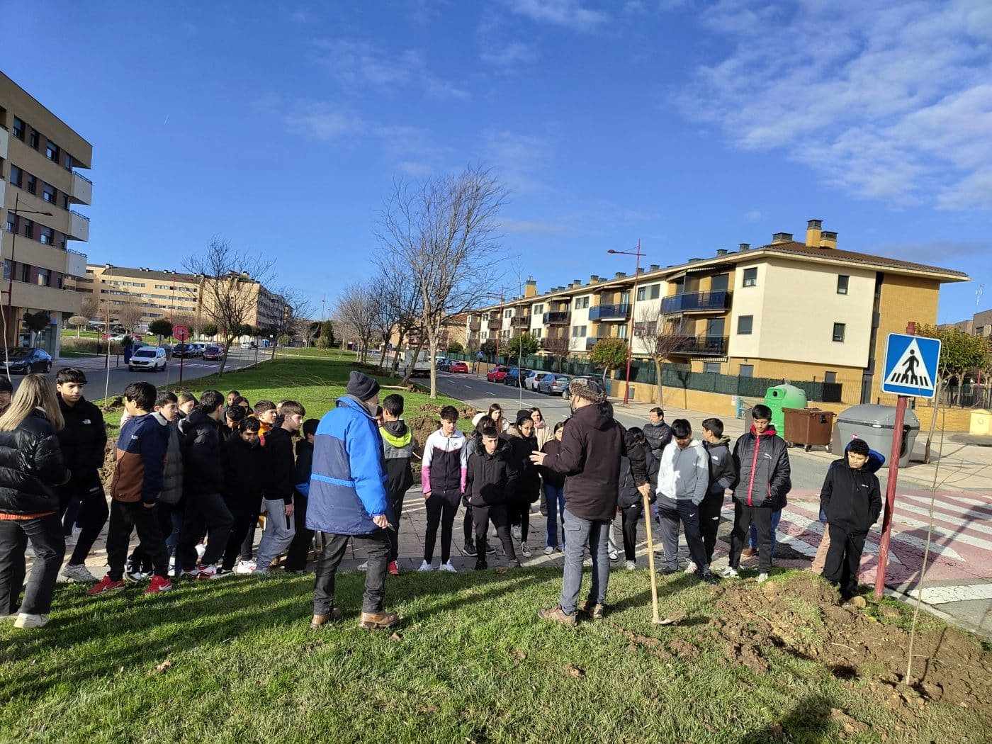 Alumnos del Cossío plantan árboles en Haro para enviar "un mensaje al futuro" 1 Alumnos del Cossío plantan árboles en Haro para enviar "un mensaje al futuro" 1