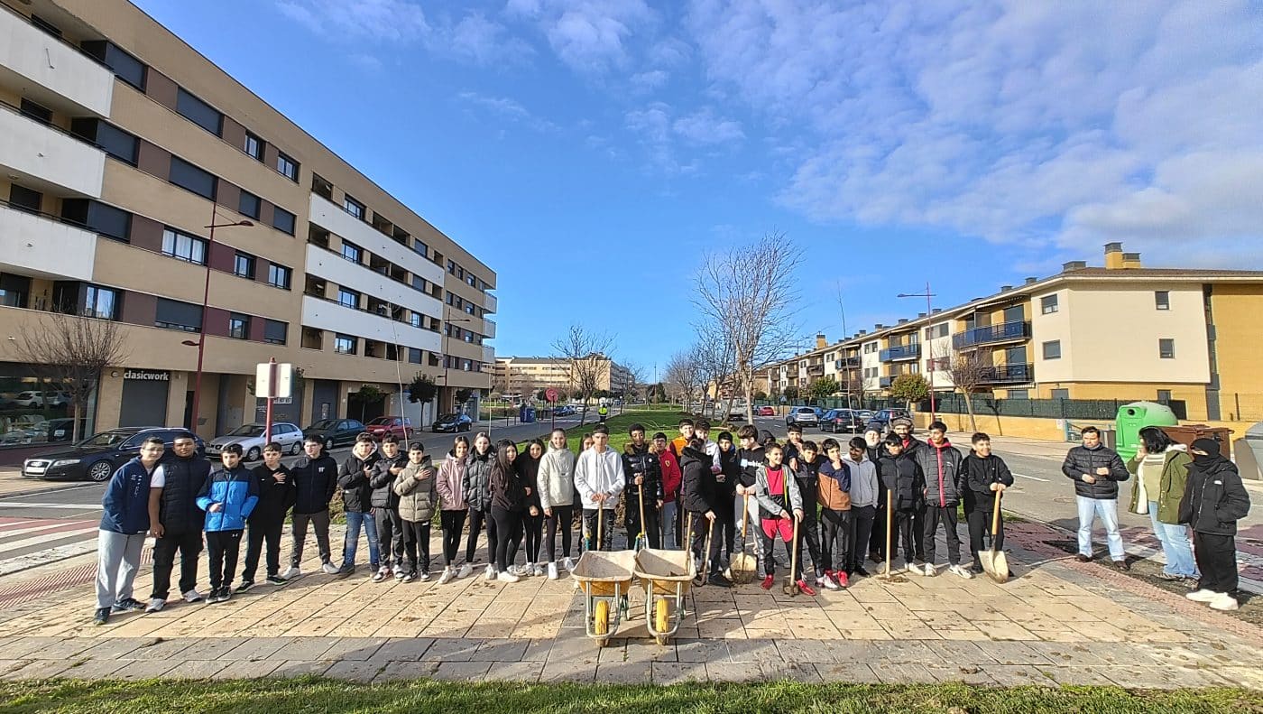 Alumnos del Cossío plantan árboles en Haro para enviar "un mensaje al futuro" 8 Alumnos del Cossío plantan árboles en Haro para enviar "un mensaje al futuro" 8