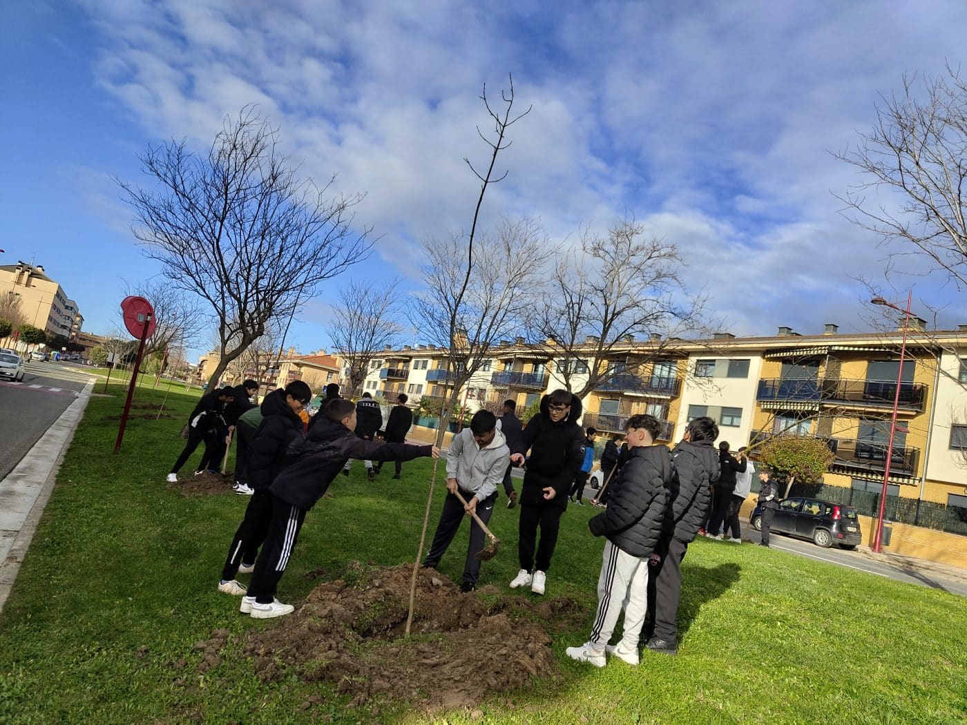 Alumnos del Cossío plantan árboles en Haro para enviar "un mensaje al futuro" 7 Alumnos del Cossío plantan árboles en Haro para enviar "un mensaje al futuro" 7