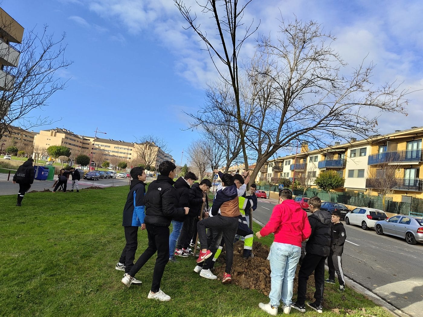 Alumnos del Cossío plantan árboles en Haro para enviar "un mensaje al futuro" 11 Alumnos del Cossío plantan árboles en Haro para enviar "un mensaje al futuro" 11