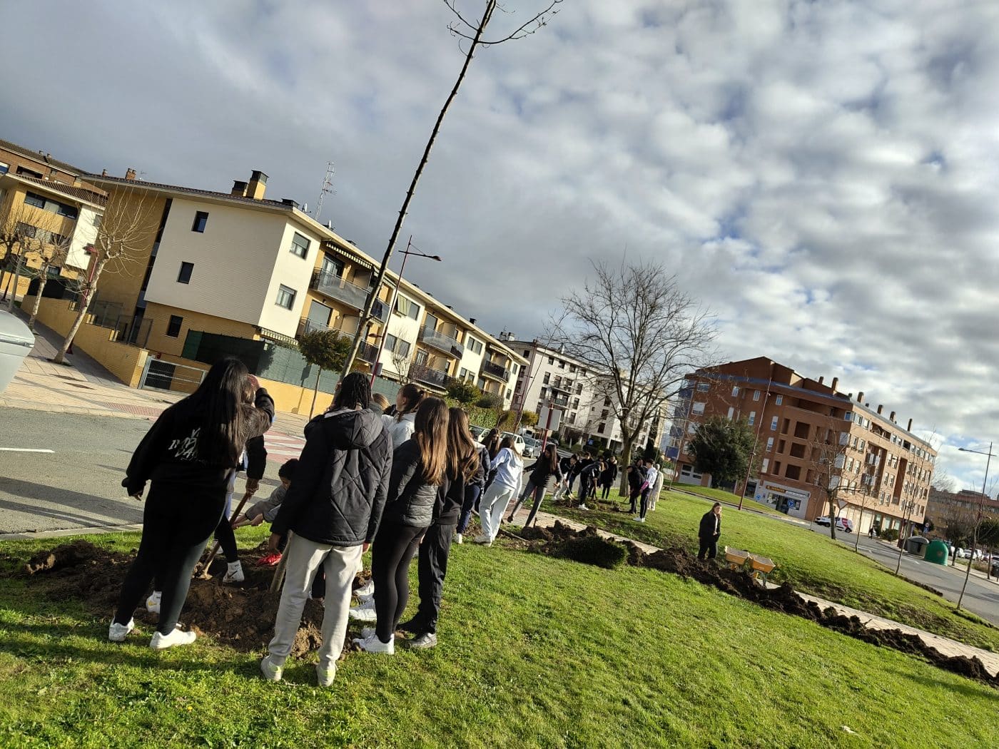 Alumnos del Cossío plantan árboles en Haro para enviar "un mensaje al futuro" 6 Alumnos del Cossío plantan árboles en Haro para enviar "un mensaje al futuro" 6