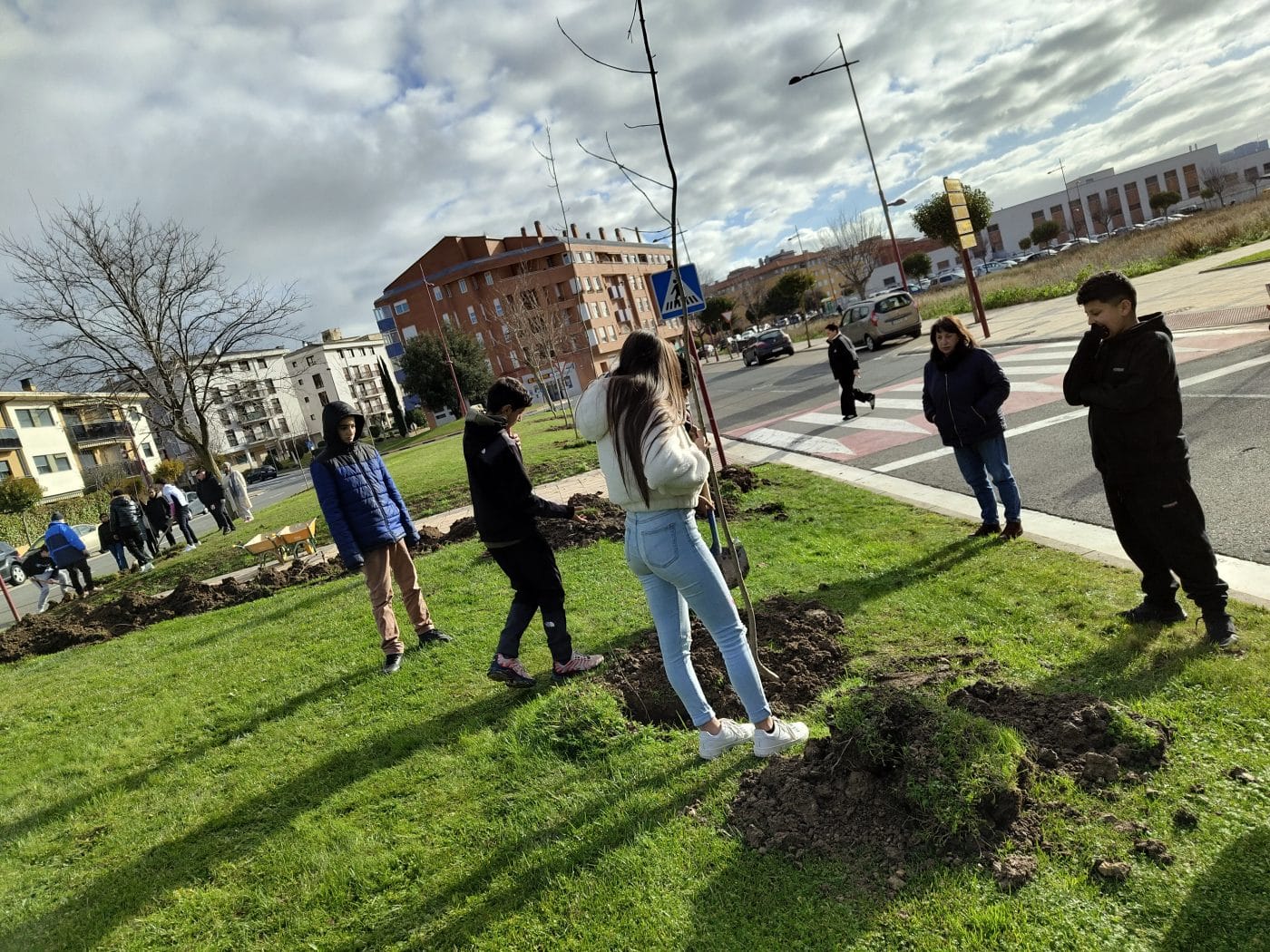 Alumnos del Cossío plantan árboles en Haro para enviar "un mensaje al futuro" 2 Alumnos del Cossío plantan árboles en Haro para enviar "un mensaje al futuro" 2