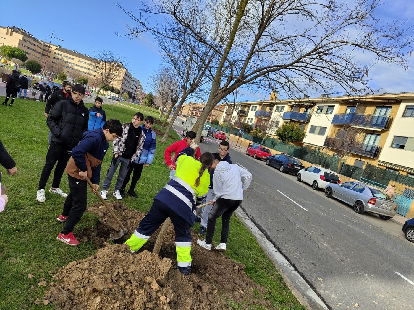 Alumnos del Cossío plantan árboles en Haro para enviar "un mensaje al futuro" 10 Alumnos del Cossío plantan árboles en Haro para enviar "un mensaje al futuro" 10