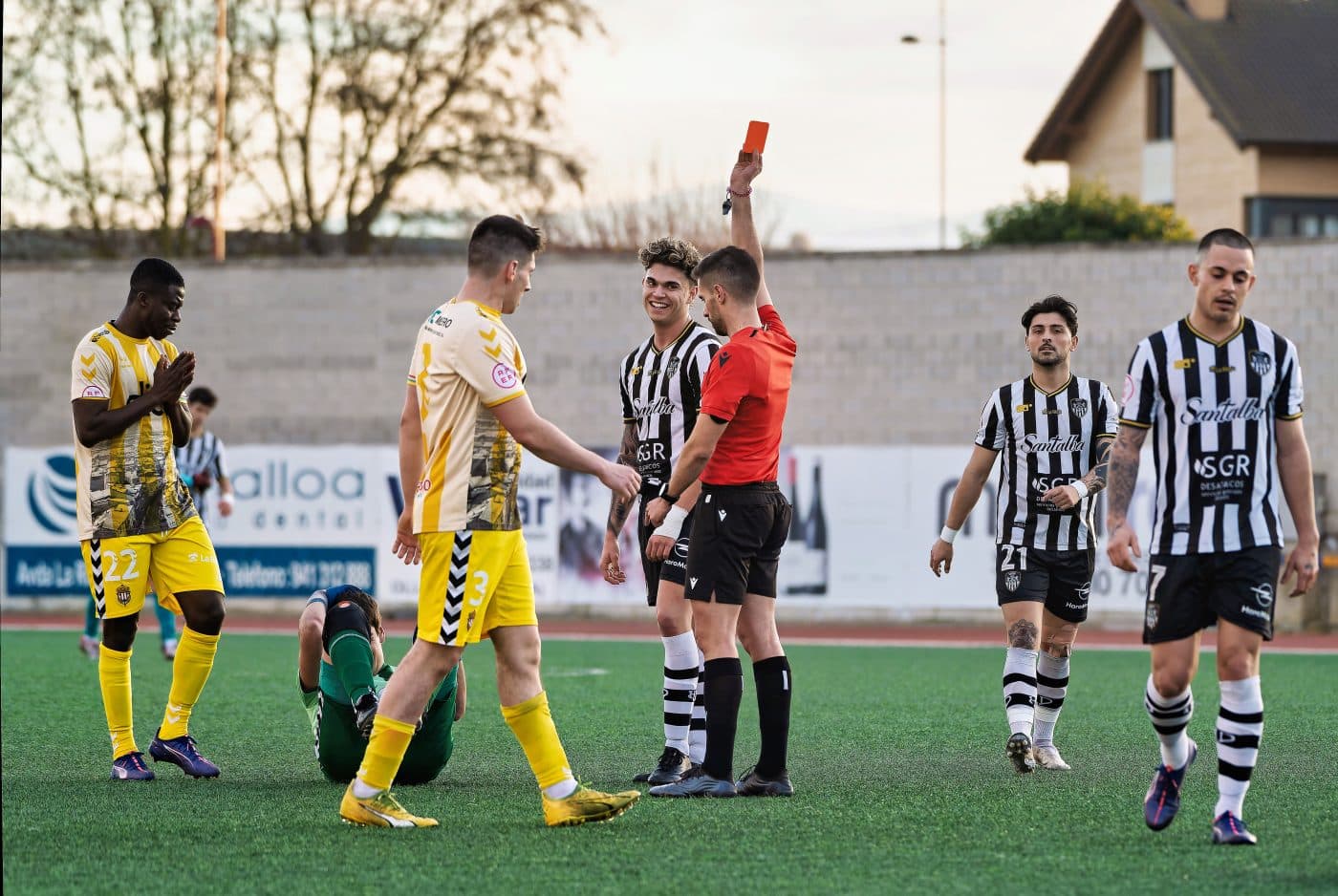 El Haro resurge con un golazo en el último suspiro y escapa del pozo 7 El Haro resurge con un golazo en el último suspiro y escapa del pozo 7