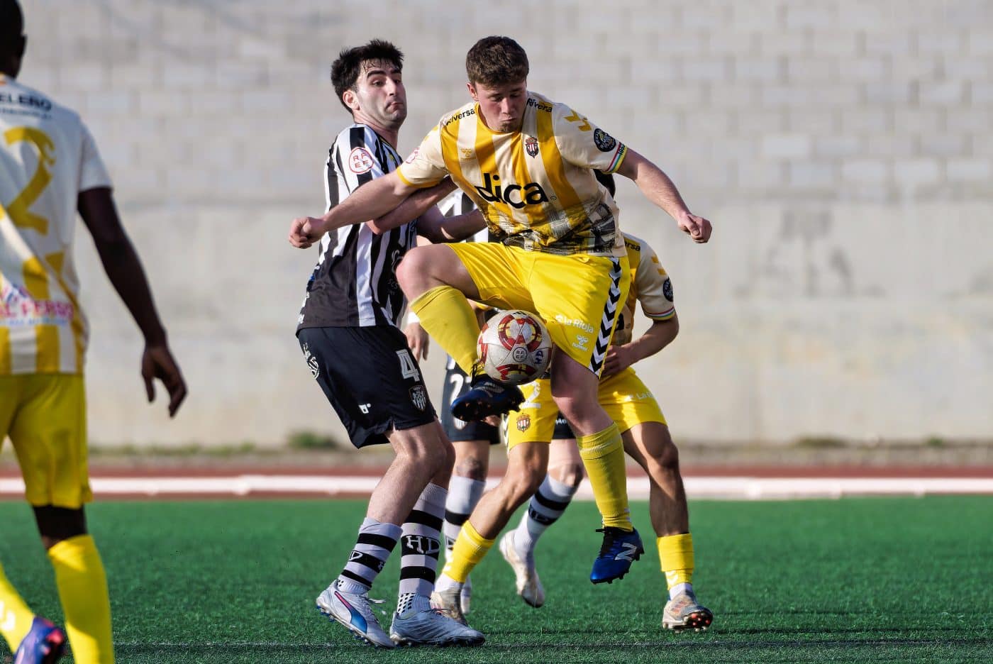 El Haro resurge con un golazo en el último suspiro y escapa del pozo 8 El Haro resurge con un golazo en el último suspiro y escapa del pozo 8