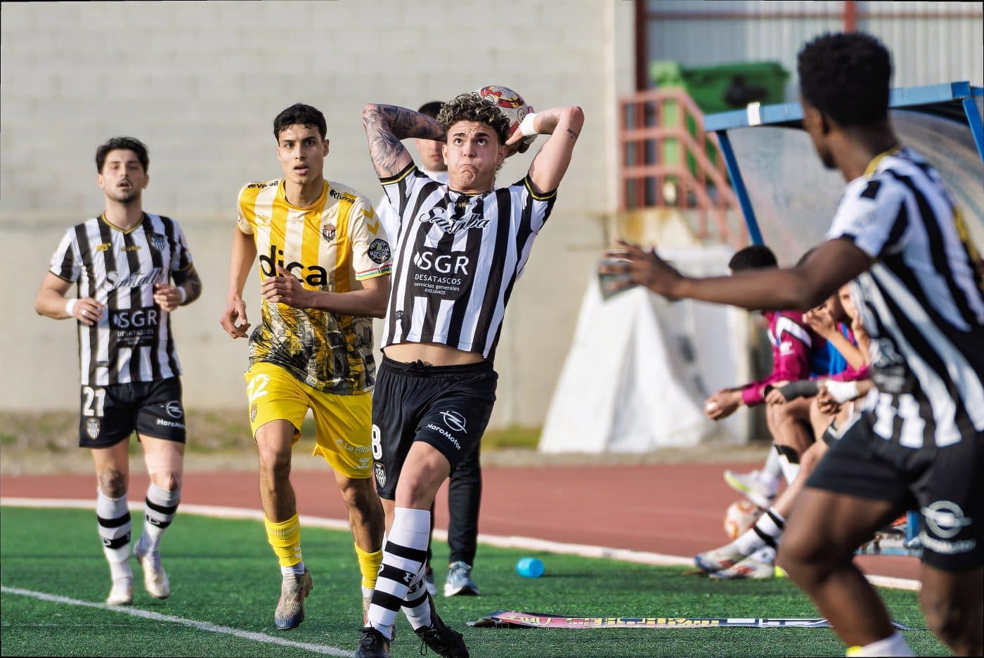 El Haro resurge con un golazo en el último suspiro y escapa del pozo 4 El Haro resurge con un golazo en el último suspiro y escapa del pozo 4