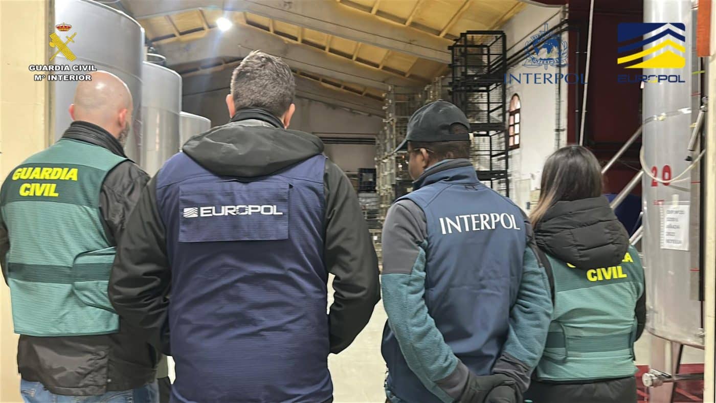 La Guardia Civil desmantela una red internacional dedicada a la falsificación de vinos de Rioja 4 La Guardia Civil desmantela una red internacional dedicada a la falsificación de vinos de Rioja 4
