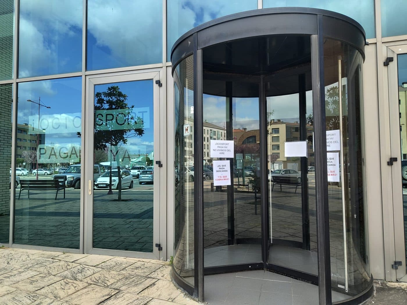 CSIF La Rioja exige ante la sede de Ocio Sport que pague las nóminas a sus trabajadores 1