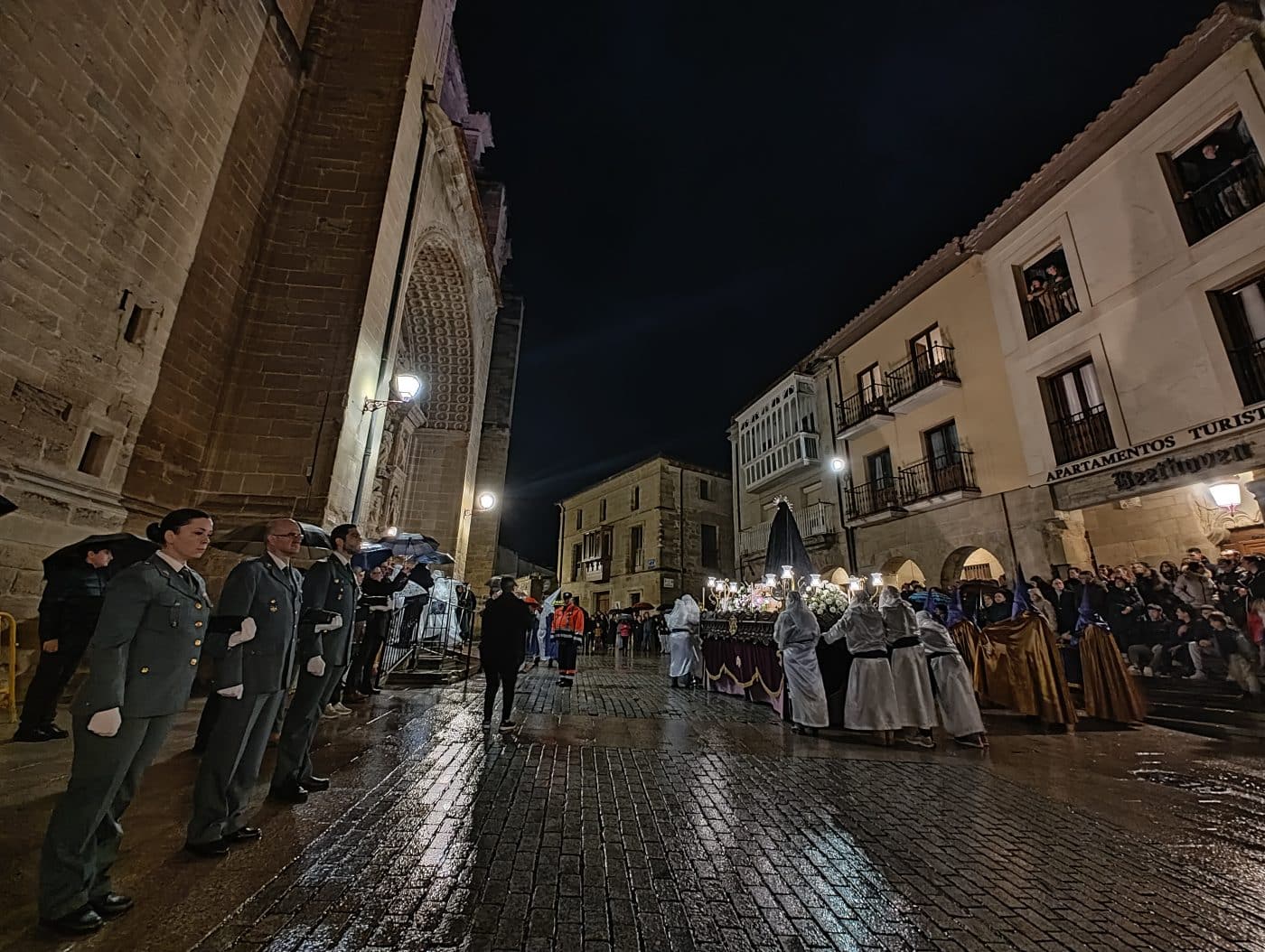 FOTOS: Haro despide el Viernes Santo bajo la lluvia y con los aplausos del público 7 FOTOS: Haro despide el Viernes Santo bajo la lluvia y con los aplausos del público 7
