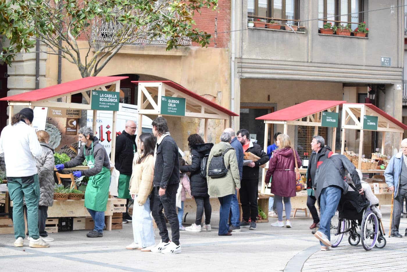 FOTOS: La plaza de la Paz de Haro se llena de sabor con el estreno del Mercado Haromas 23