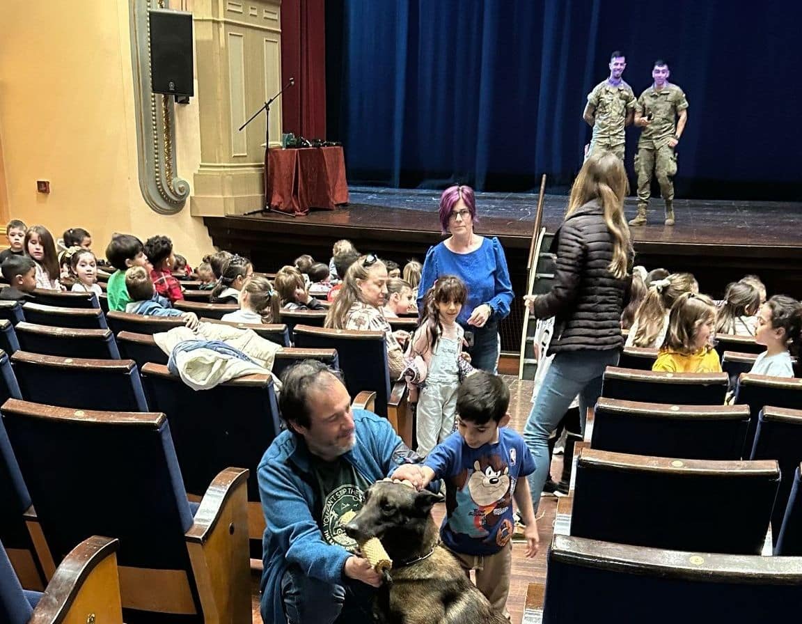 Militares del Regimiento de Transmisiones 21 acercan su labor a los escolares de Haro 1